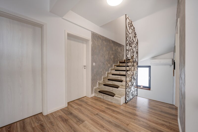 Vila individuala complet mobilata si utilata, terasa, curte libera, 2 parcari