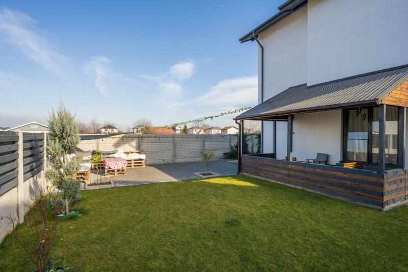 Vila individuala complet mobilata si utilata, terasa, curte libera, 2 parcari