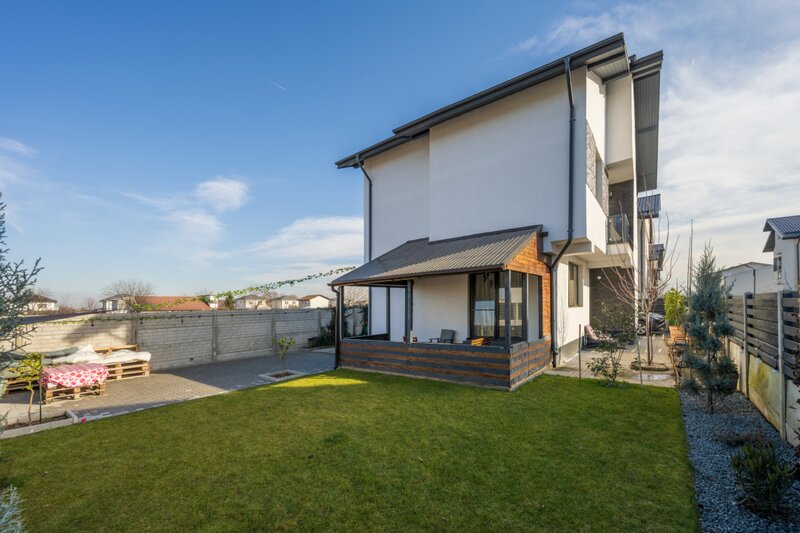 Vila individuala complet mobilata si utilata, terasa, curte libera, 2 parcari